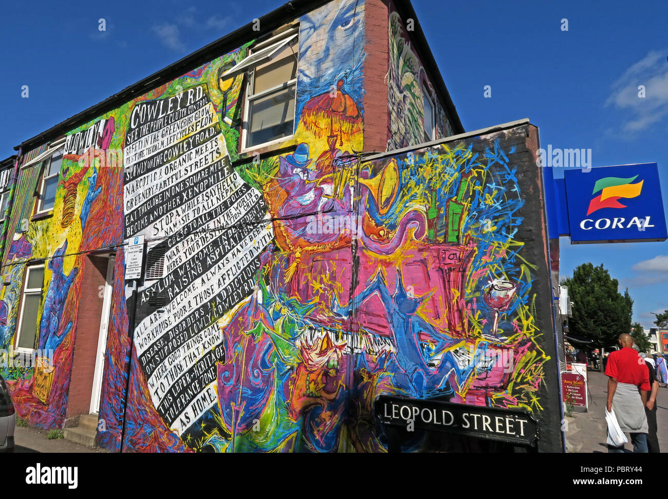 Poemas sobre el Cowley Road, Leopold St, Oxford, Oxfordshire, ciudad del Sudeste de Inglaterra, Reino Unido - despacio lentamente Cowley Road Foto de stock