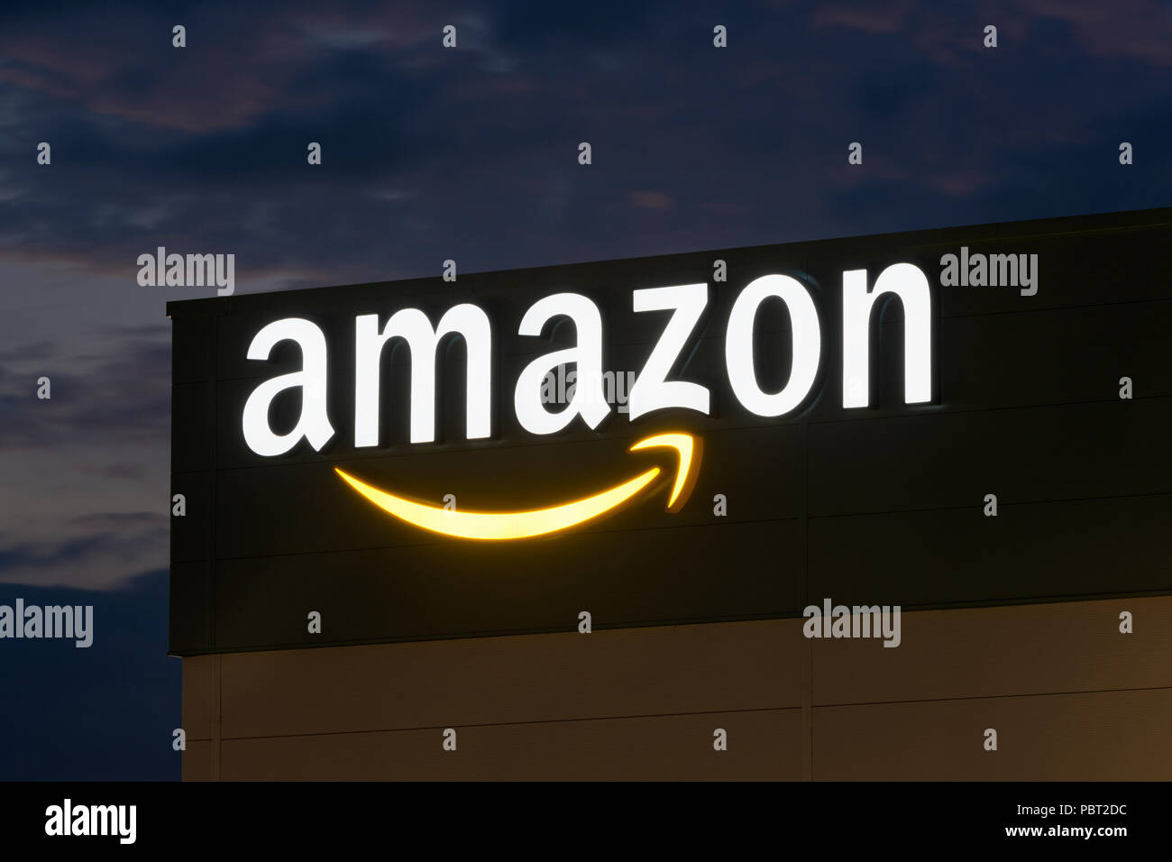 Letreros iluminados en el Amazon fulfillment center situado en Warrington, Reino Unido. Foto de stock