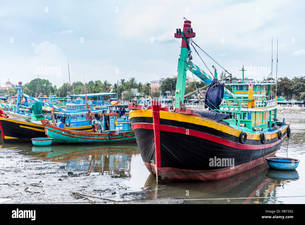 Los botes pesqueros en Ca Ty River en Phan Tiet, Vietnam Foto de stock