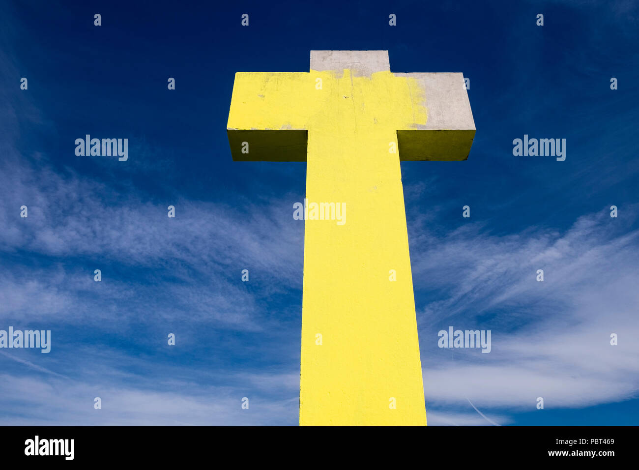 Gran Cruz de hormigón, monumento a los caídos en la Guerra Civil Española, pintado de amarillo que es el color que simboliza la independencia catalana, Olot, C Foto de stock