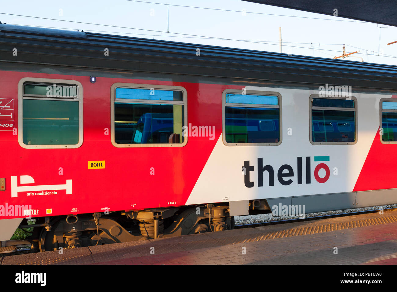 Thello tren nocturno de pasajeros entre París y Venecia en Venecia S Lucia,  Venecia, Véneto, Italia al atardecer. Coche cama, logo, emblema Fotografía  de stock - Alamy