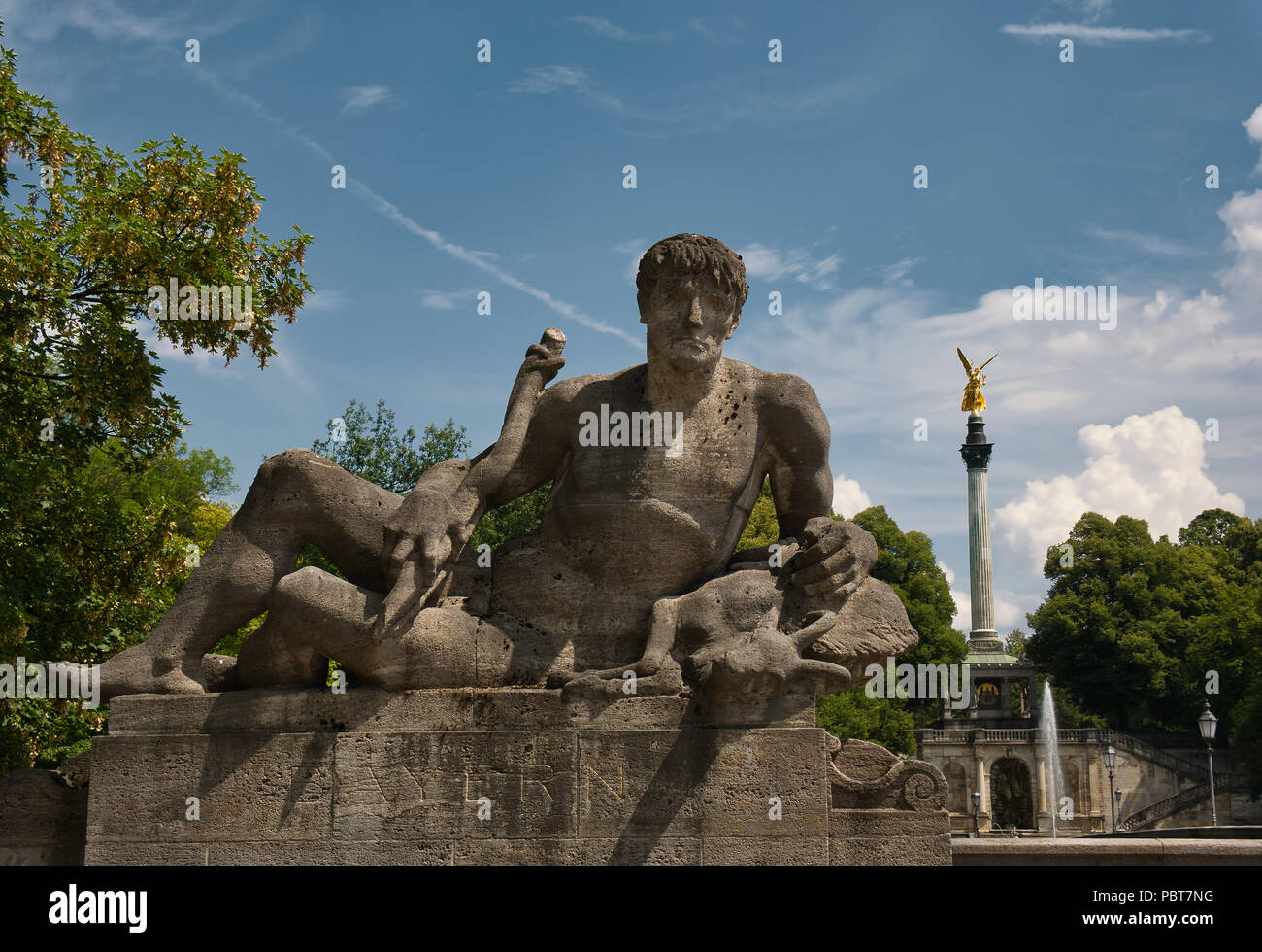 Vista del Friedensengel en Munich con estatua masculina en el primer plano y hermosa nube estado de ánimo en el fondo Foto de stock