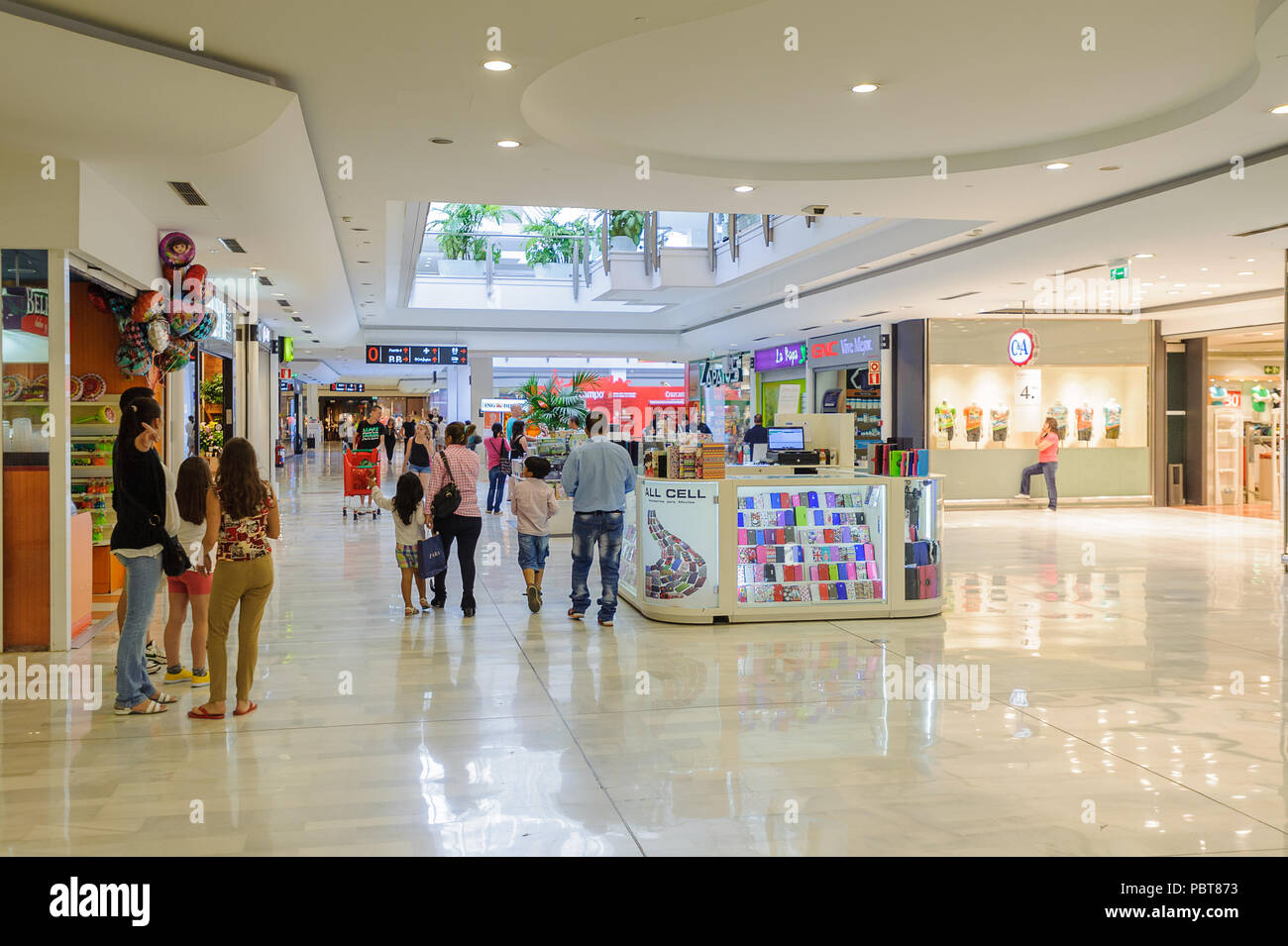 MADRID, España - 19 Jun, 2014: Interior del centro comercial La Vaguada en  Madrid, España. Fue el primer centro coomercial en la capital, abierto  Fotografía de stock - Alamy