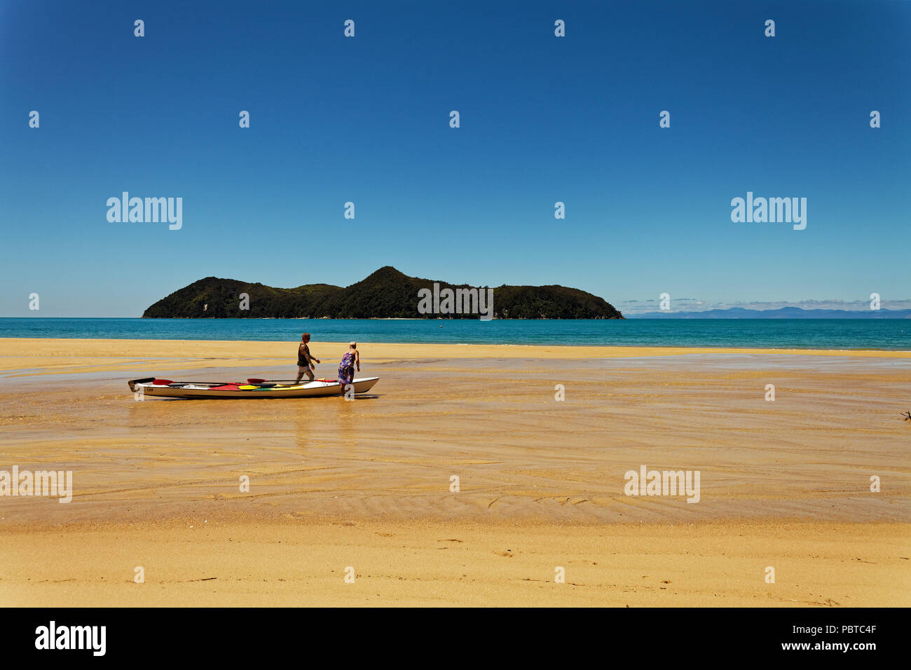 Par tomar su kayak de mar en el mar Foto de stock