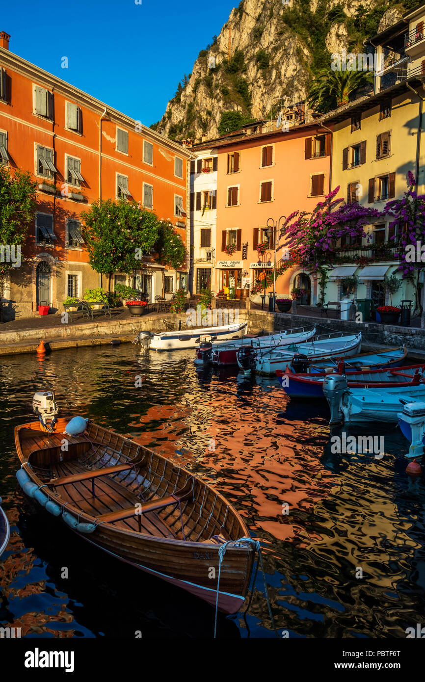 Porto Vecchio En Limone Sul Garda Una Ciudad Y Comuna En La Provincia De Brescia En Lombardia En La Orilla Del Lago De Garda Italia Fotografia De Stock Alamy
