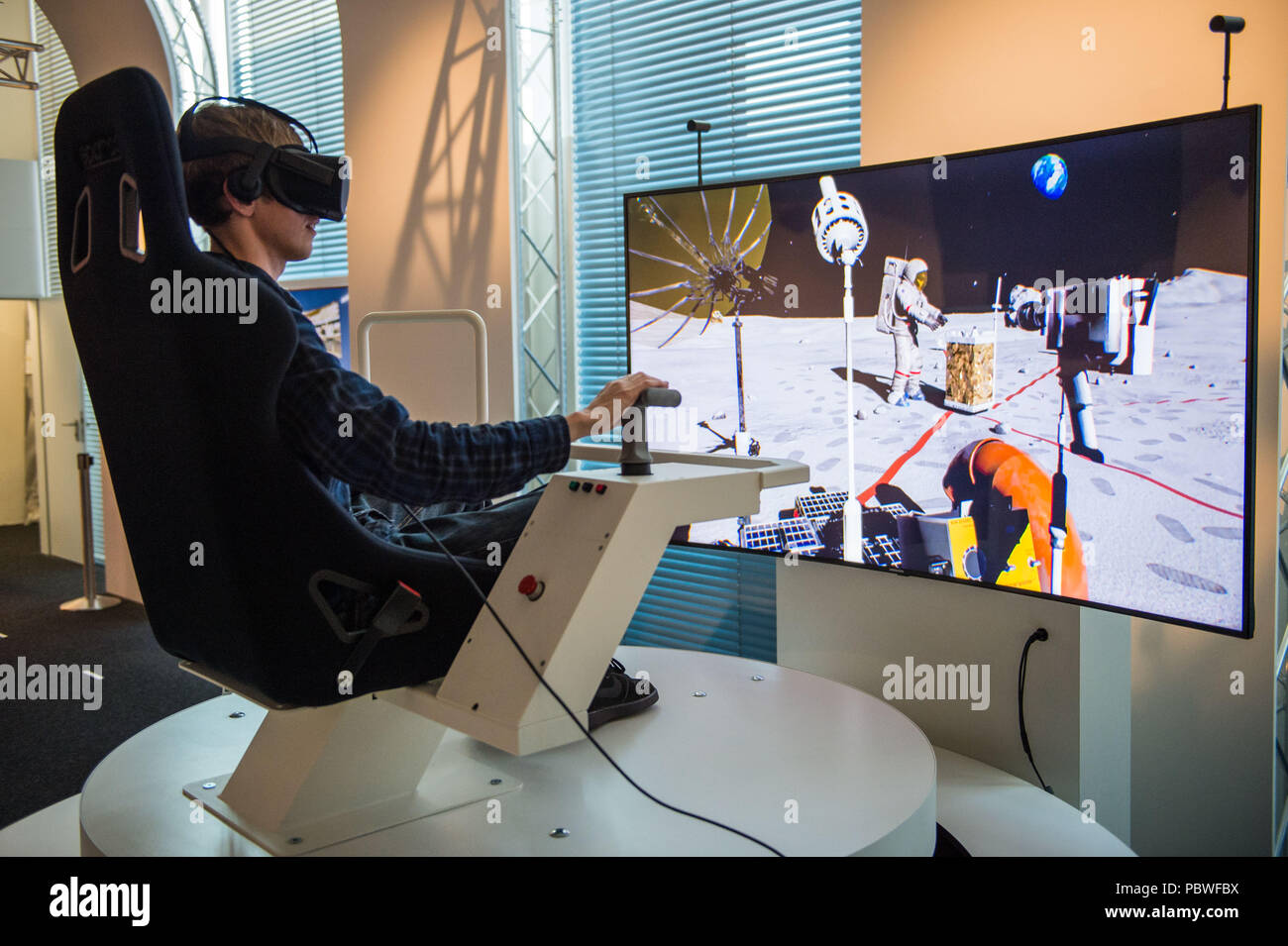 Munich, Alemania. El 30 de julio, 2018. Tobias Hoeche, Artista en 3D  dinámica VR, pruebas un simulador Mondrover evento en una rueda de prensa  en la VRlab. El 01 de agosto, el