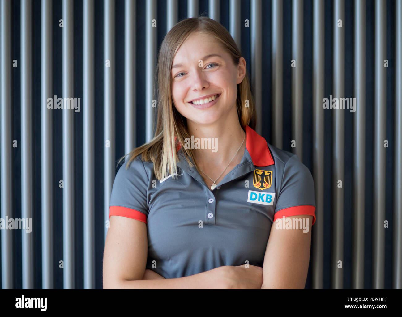 El 30 de julio de 2018, Alemania, Gruenheide, Kienbaum, fiesta de verano en el centro de capacitación, conferencia de prensa de la Asociación Alemana de Atletismo: Gina Lueckenkemper, velocista de 100 metros de la Asociación Alemana de Atletismo (DLV), sonríe durante el photocall. Foto: Michael Kappeler/dpa Foto de stock