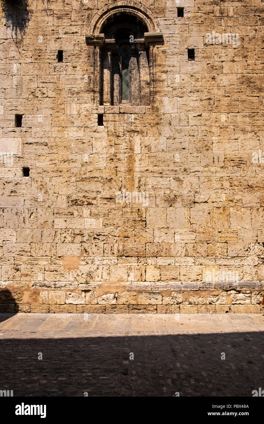 Piedra de corte cuadrado en la pared de la iglesia de Sant Vicenç de Besalú, la Garrotxa, Cataluña, España Foto de stock