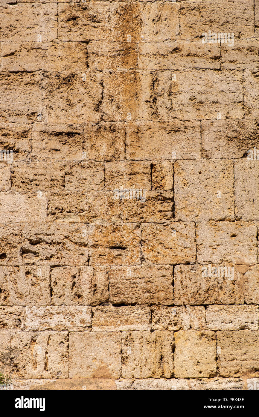 Piedra de corte cuadrado en la pared de la iglesia de Sant Vicenç de Besalú, la Garrotxa, Cataluña, España Foto de stock