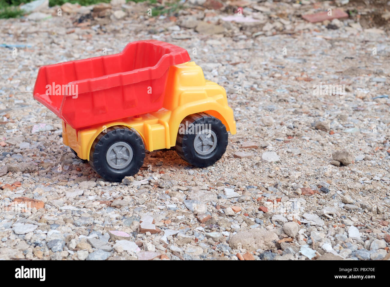 Vista de camión de volteo de juguete en el suelo Fotografía de stock - Alamy