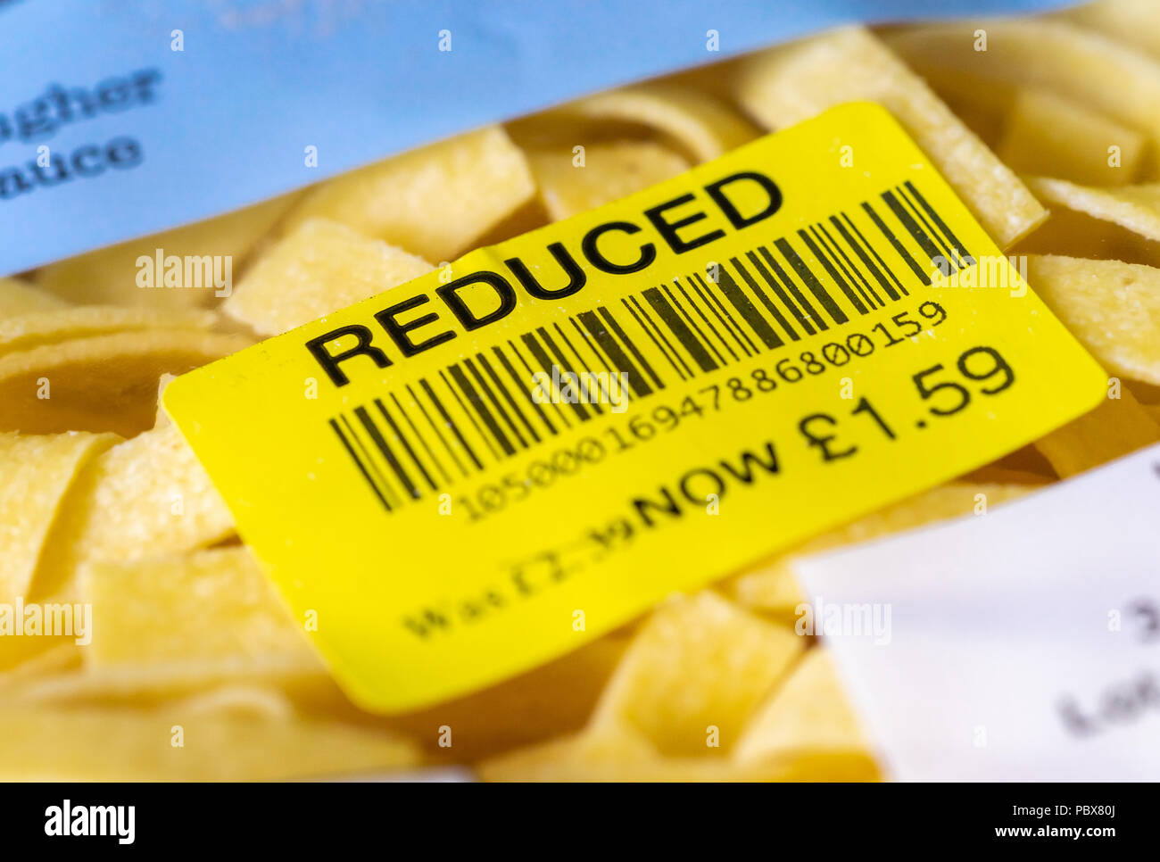 Amarillo Precio REBAJADO etiqueta de comida código de barras encontrado en una bolsa de pasta en un supermercado del Reino Unido Foto de stock