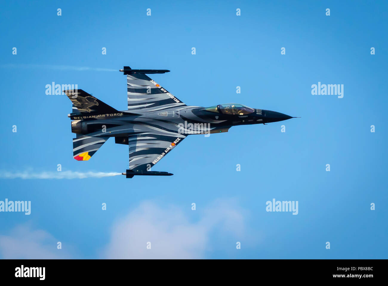 Fairford, Gloucestershire, Reino Unido - Julio 14th, 2018: Fuerza Aérea Belga Lockheed Martin, General Dynamics F-16 combates Falcon complete su acrobático DISPL Foto de stock