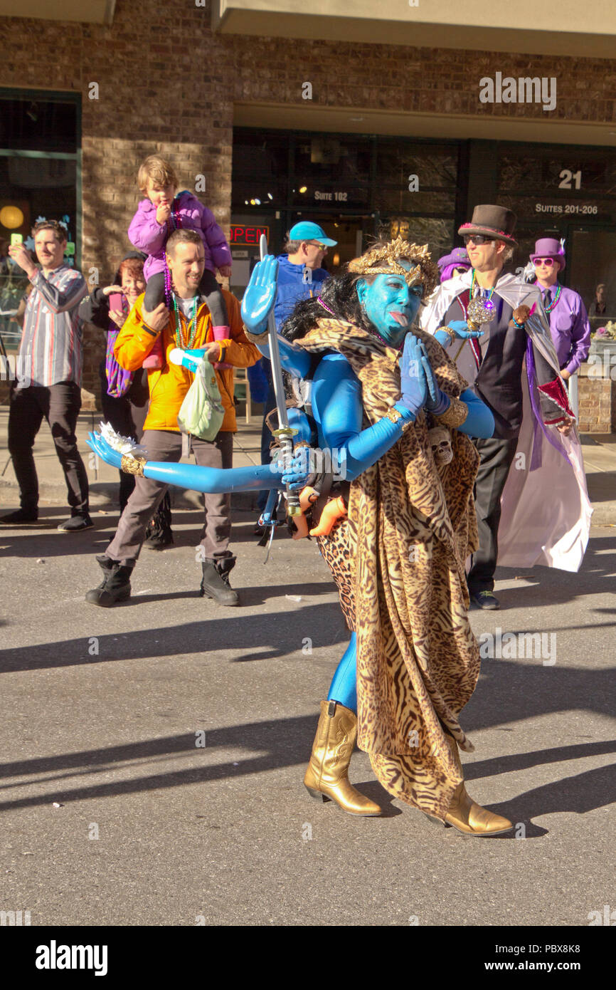 En Asheville, Carolina del Norte, EE.UU. - 7 de febrero de 2016: Mujer  disfraces como Kali, el azul, ocho armados, diosa hindú de la muerte, en el  desfile de Mardi Gras Fotografía