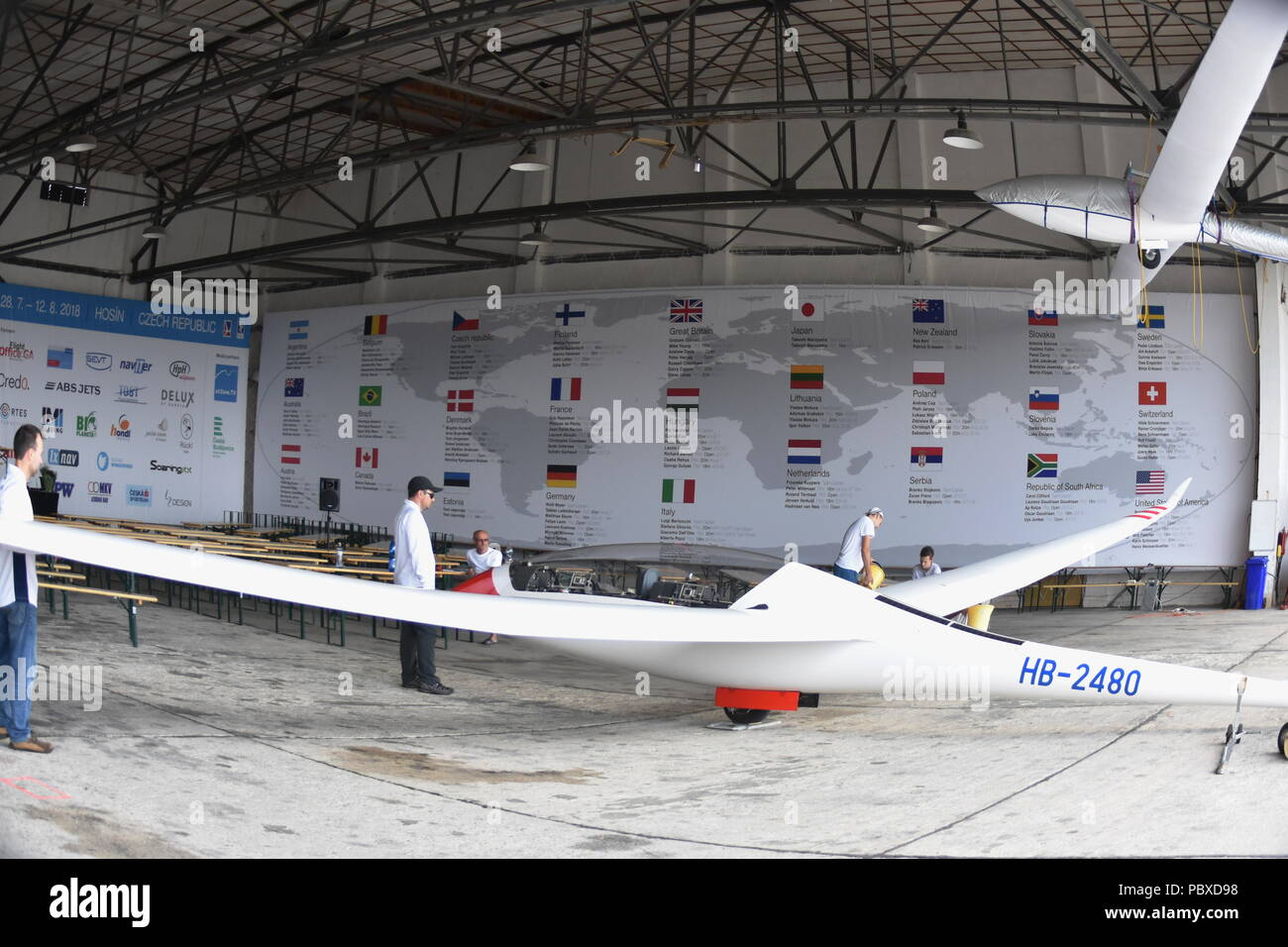 Una formación oficial para el 35º Campeonato Mundial de Planeadores FAI 2018 comenzó en el aeropuerto de Hosin, República Checa, el 25 de julio de 2018. (CTK Foto/J Foto de stock