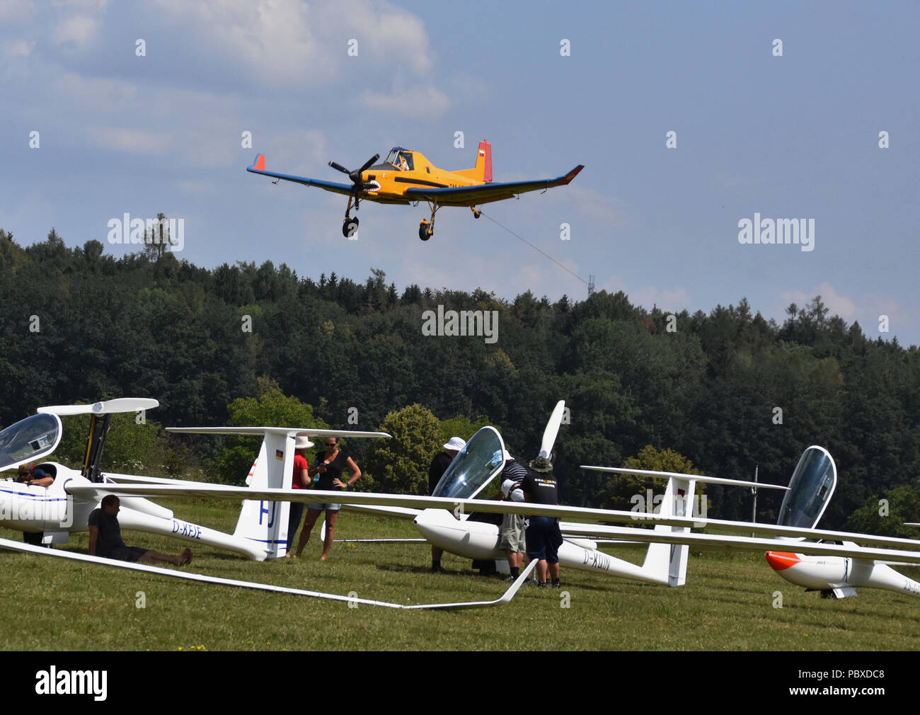 Una formación oficial para el 35º Campeonato Mundial de Planeadores FAI 2018 comenzó en el aeropuerto de Hosin, República Checa, el 25 de julio de 2018. (CTK Foto/J Foto de stock