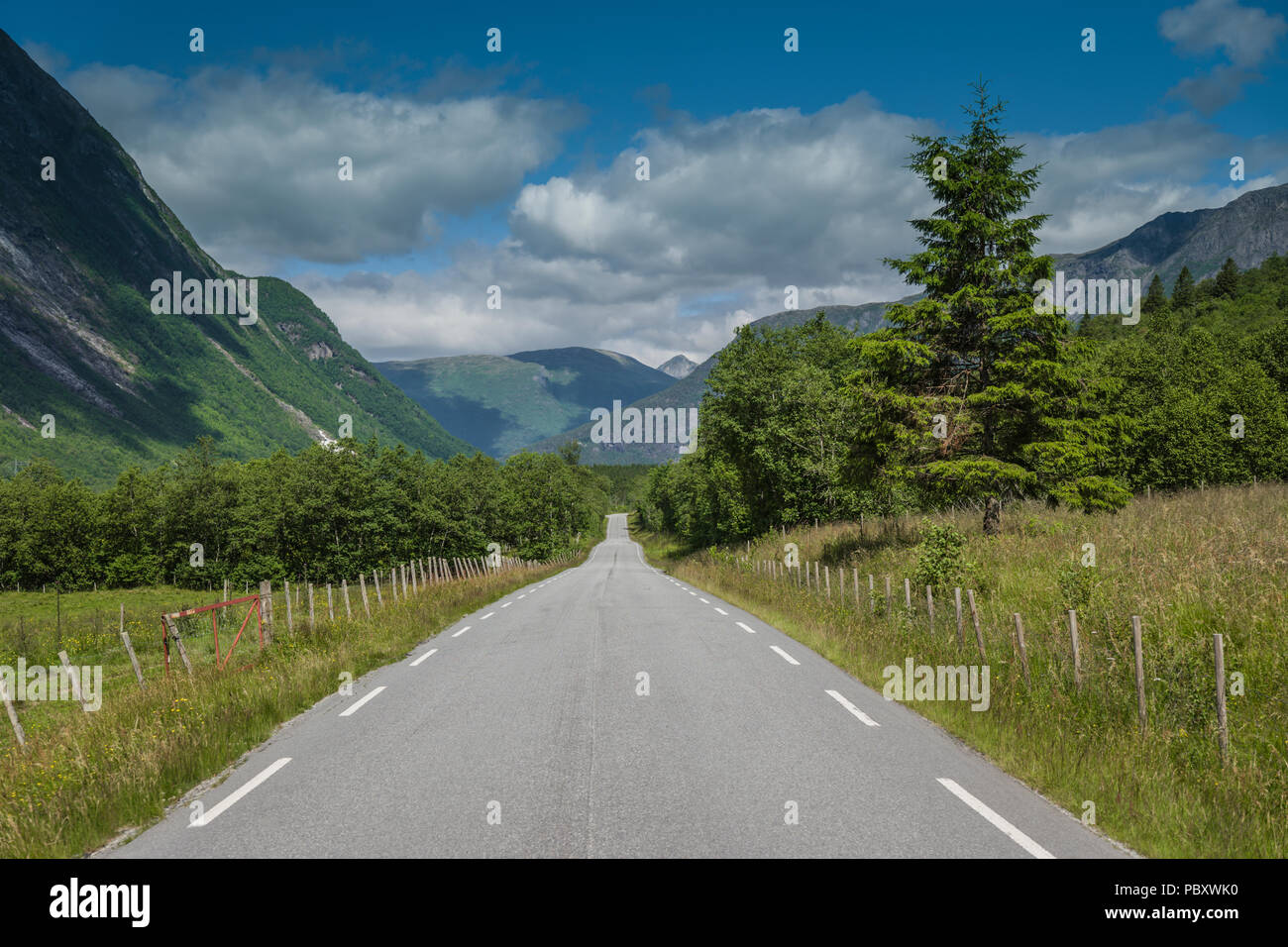 La carretera que conduce a Andalsnes del Trollstigen pase, valle isterdalen, Noruega Foto de stock