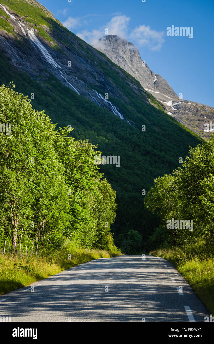 La carretera que conduce a la Trollstigen pase, valle isterdalen, Noruega Foto de stock
