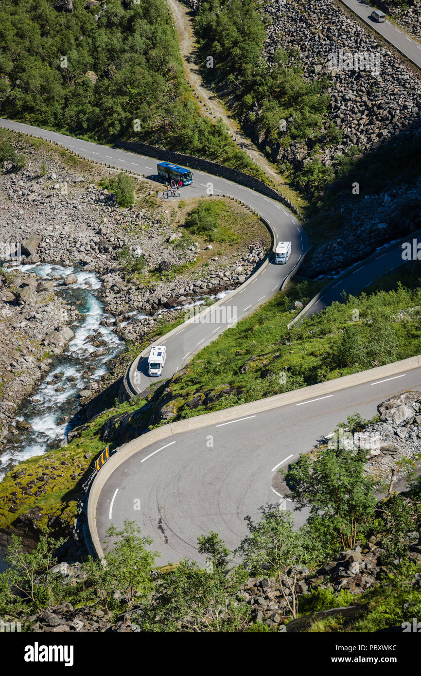 En una curva del Trollstigen Pass, Noruega Foto de stock