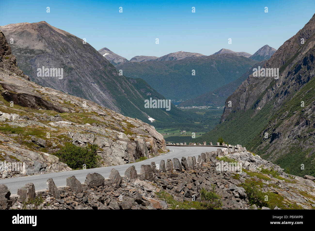 Ver en la carretera vacía Trollstigen pass, Noruega Foto de stock