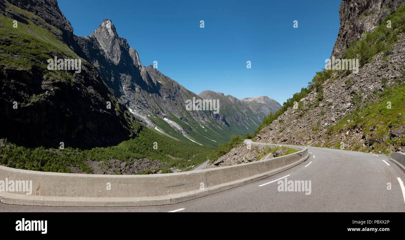 A la vista de la carretera en el Trollstigen Pass, Noruega Foto de stock