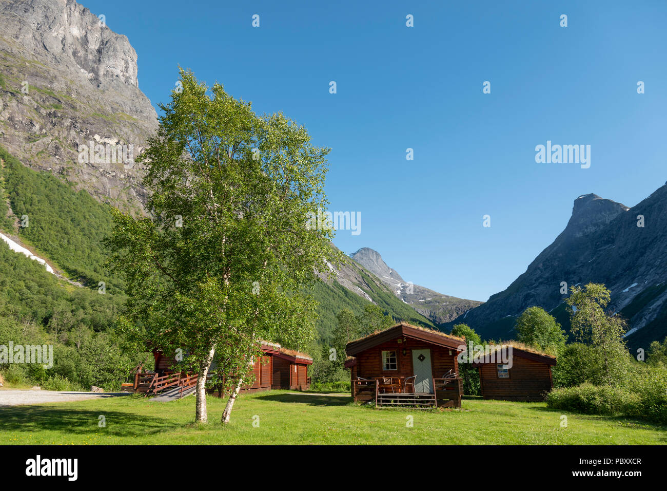 Alojamiento cabañas para alquilar en valle Isterdalen, cerca de Andalsnes, Noruega Foto de stock