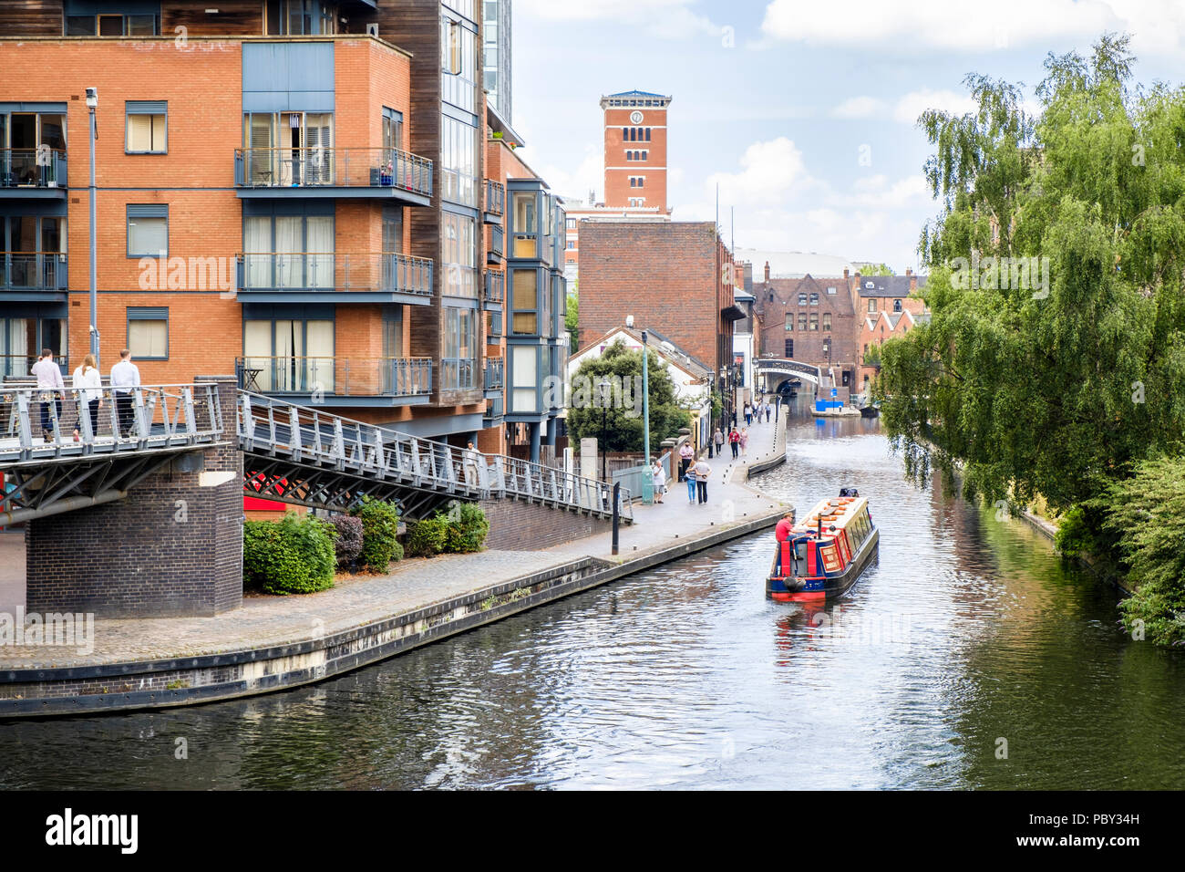 Canales de Birmingham. Un narrowboat navegando por el Canal de Worcester y Birmingham en Birmingham, Inglaterra, Reino Unido. Foto de stock