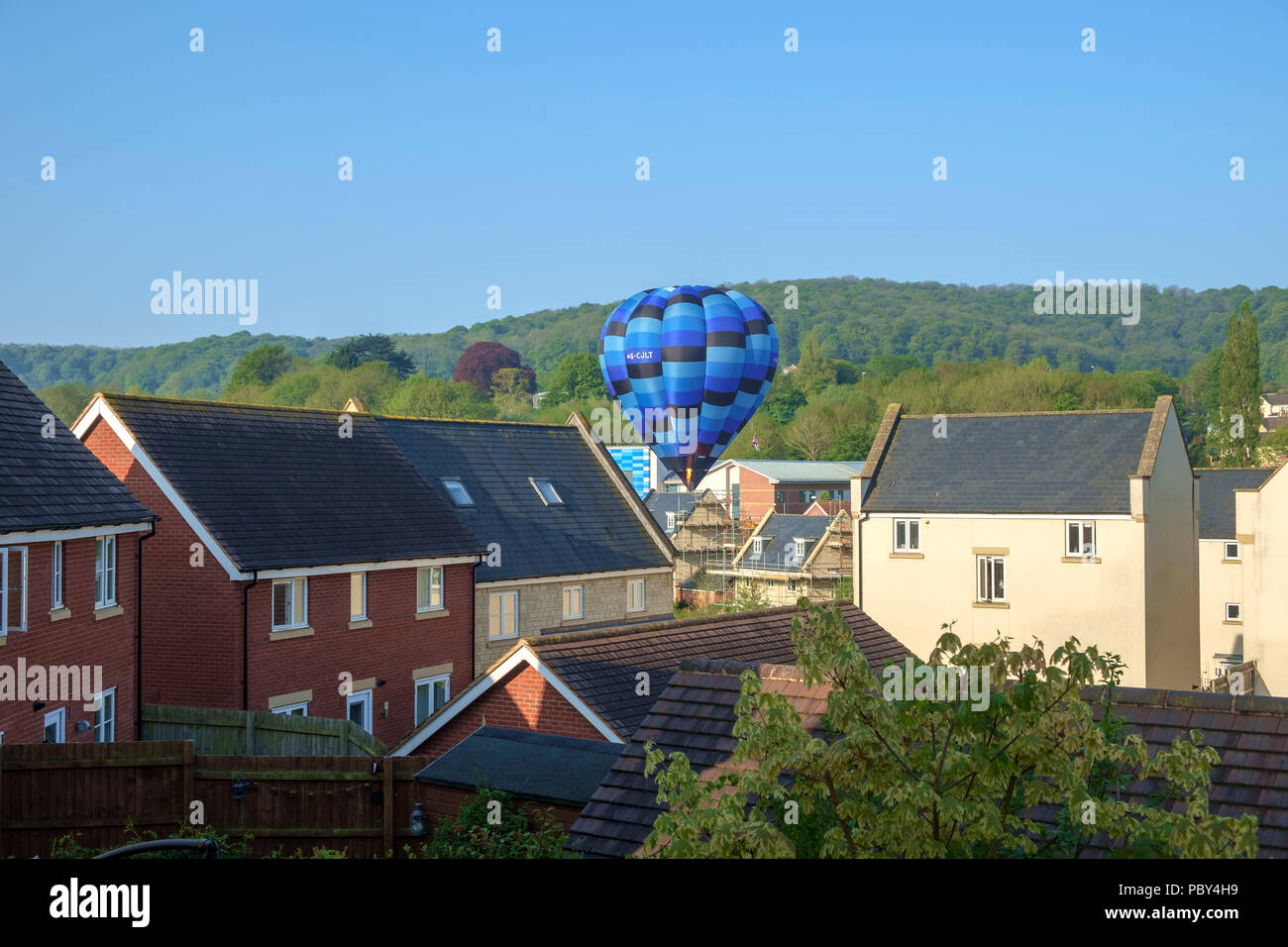 Dursley, Gloucestershire, Reino Unido - 7 de mayo de 2018: Un globo de aire caliente hace un aterrizaje imprevisto pero seguro en una urbanización calle en Dursley, Gloucestershire, Reino Unido. Foto de stock