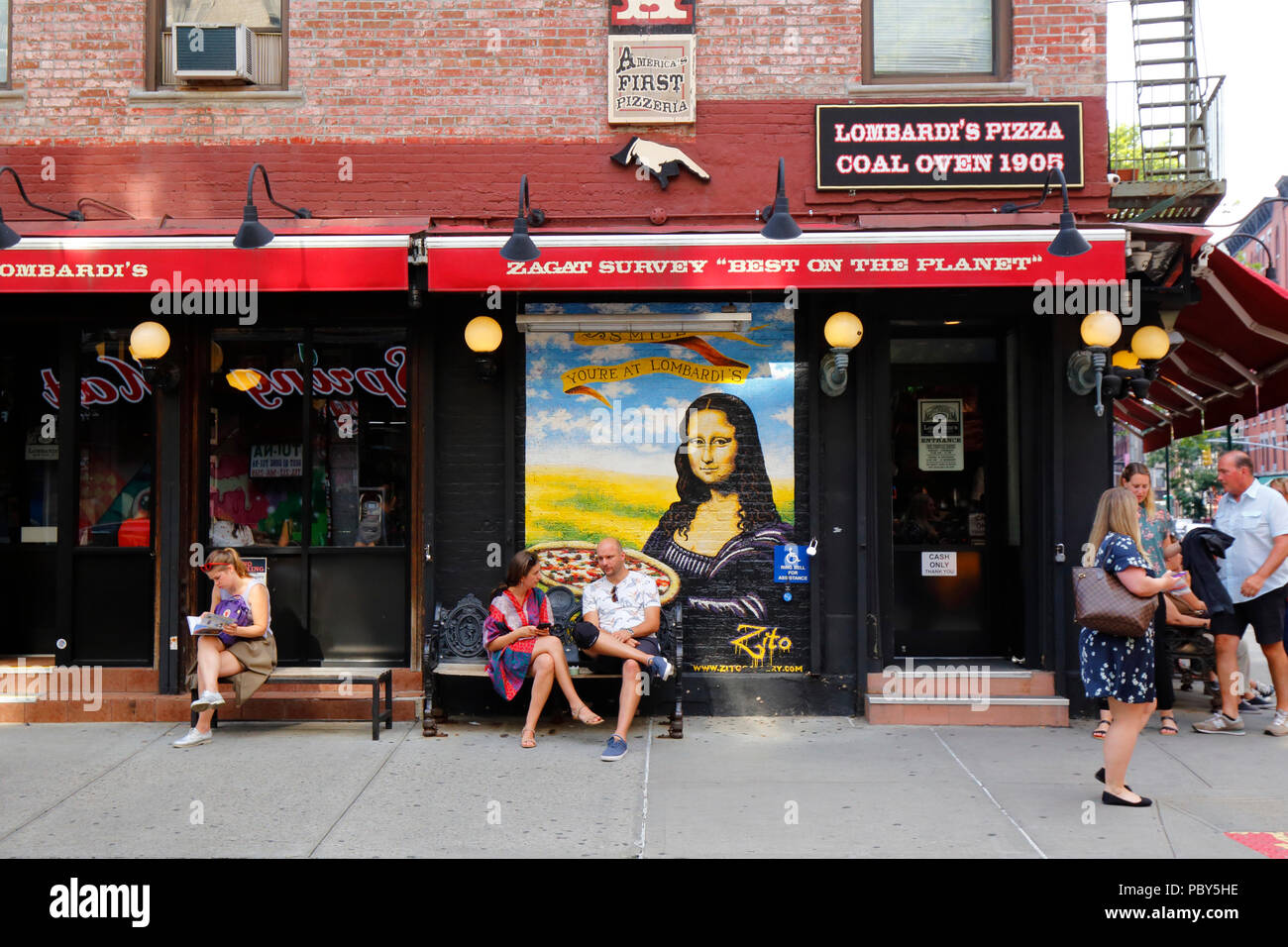 Lombardi's, 32 Spring St, Nueva York, NY. Escaparate exterior de una pizzería con una parodia de Mona Lisa en la Pequeña Italia de Manhattan, en el barrio de Nolita. Foto de stock