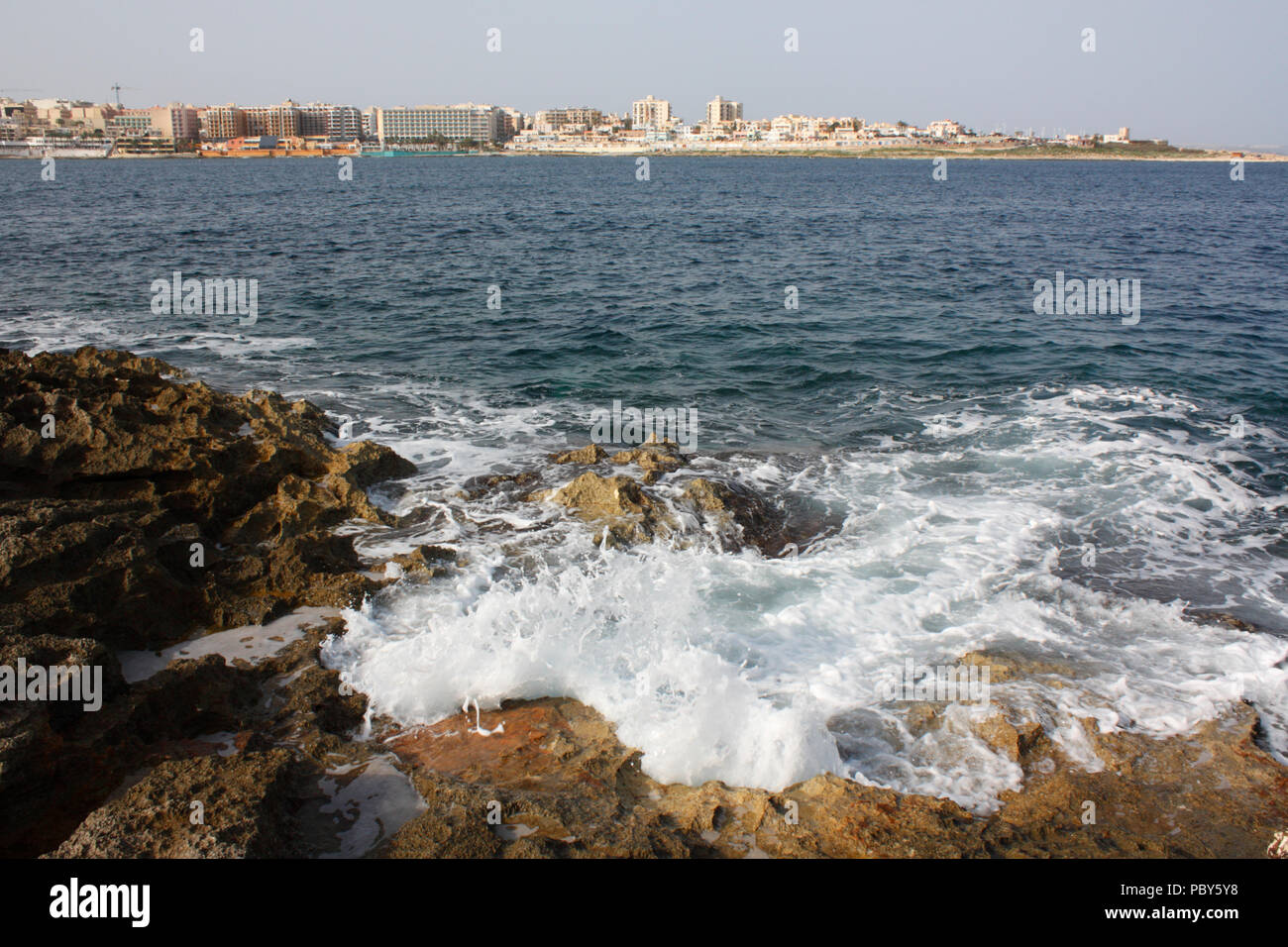 A PUNTO Ghallis mirando a través de la bahía de Salina hacia Qawra en Malta Foto de stock