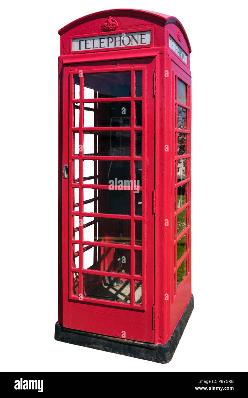 Cuadro teléfono rojo tradicional británico con el teléfono todavía en uso dentro de la escotadura y aislado en un fondo blanco. Reino Unido de Gran Bretaña Foto de stock