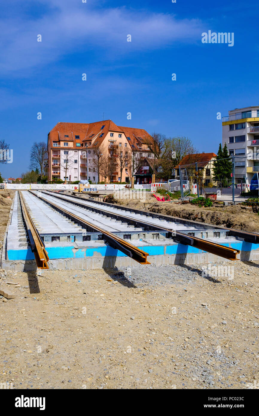 Estrasburgo, el sitio de construcción del tranvía, vías de ferrocarril, cama de hormigón, casas, línea E Extensión, Alsacia, Francia, Europa, Foto de stock
