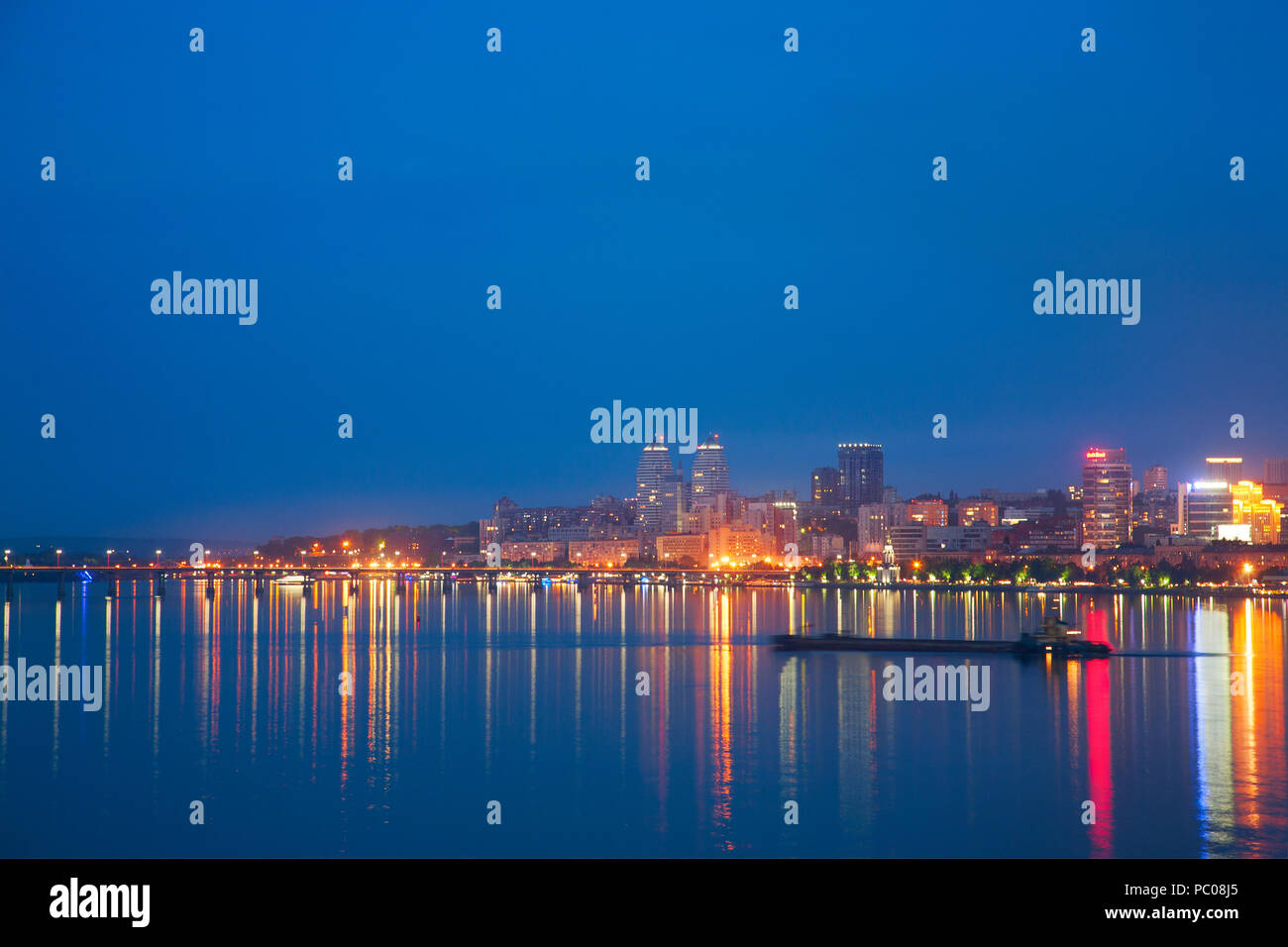 El paisaje de la ciudad de Dnepropetrovsk, la noche, el terraplén y el río Dnieper Foto de stock