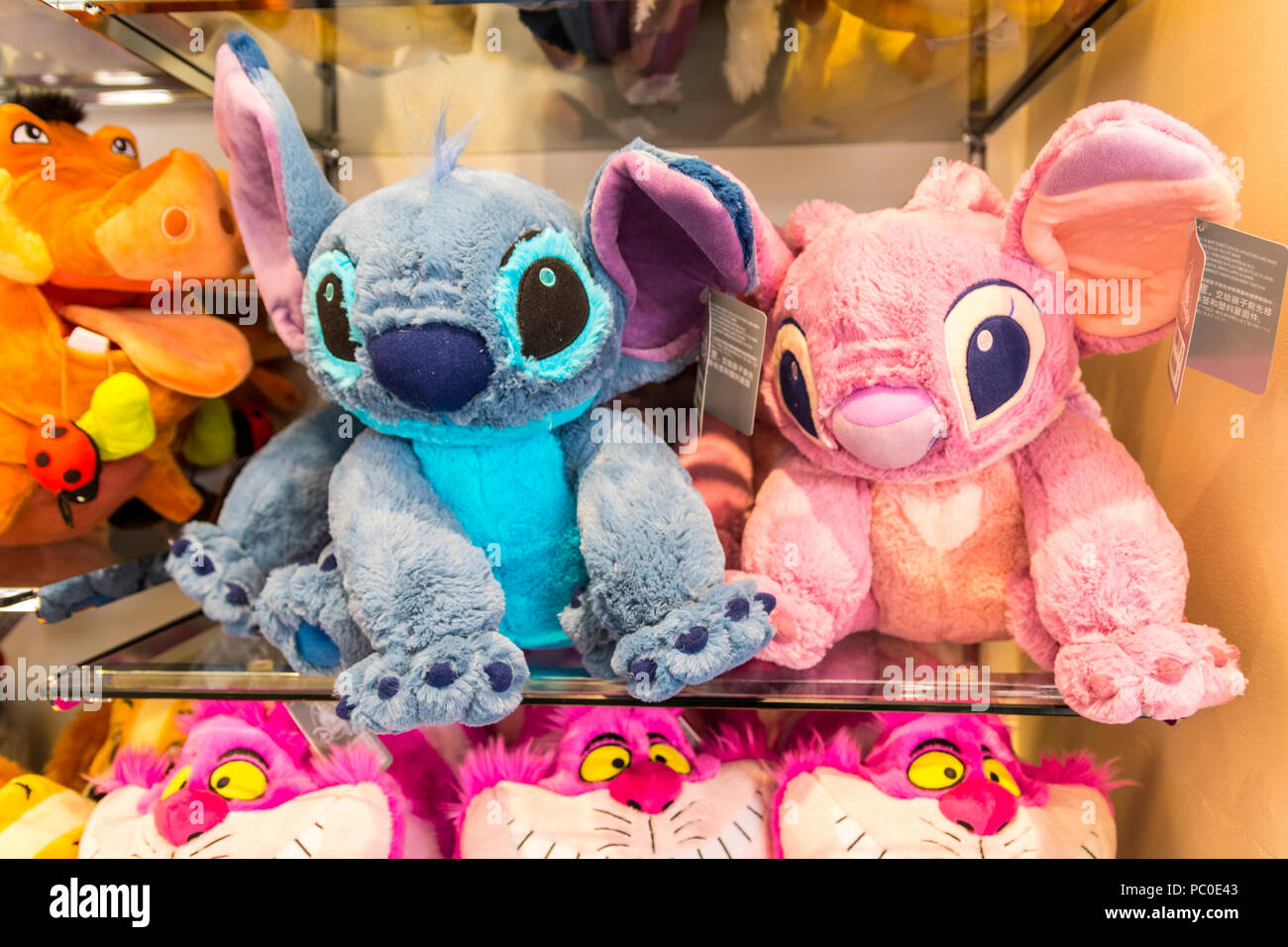 Los niños blanditos peluches en exhibición, estante de la tienda de juguetes niños de stock - Alamy