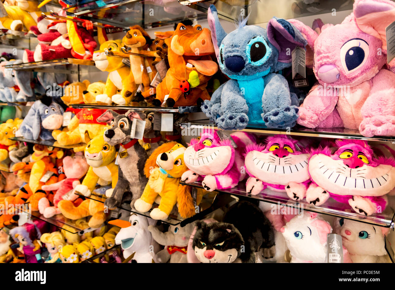 Estantería de Disney niños blanditos peluches en exhibición, estante de la  tienda de juguetes para niños Fotografía de stock - Alamy