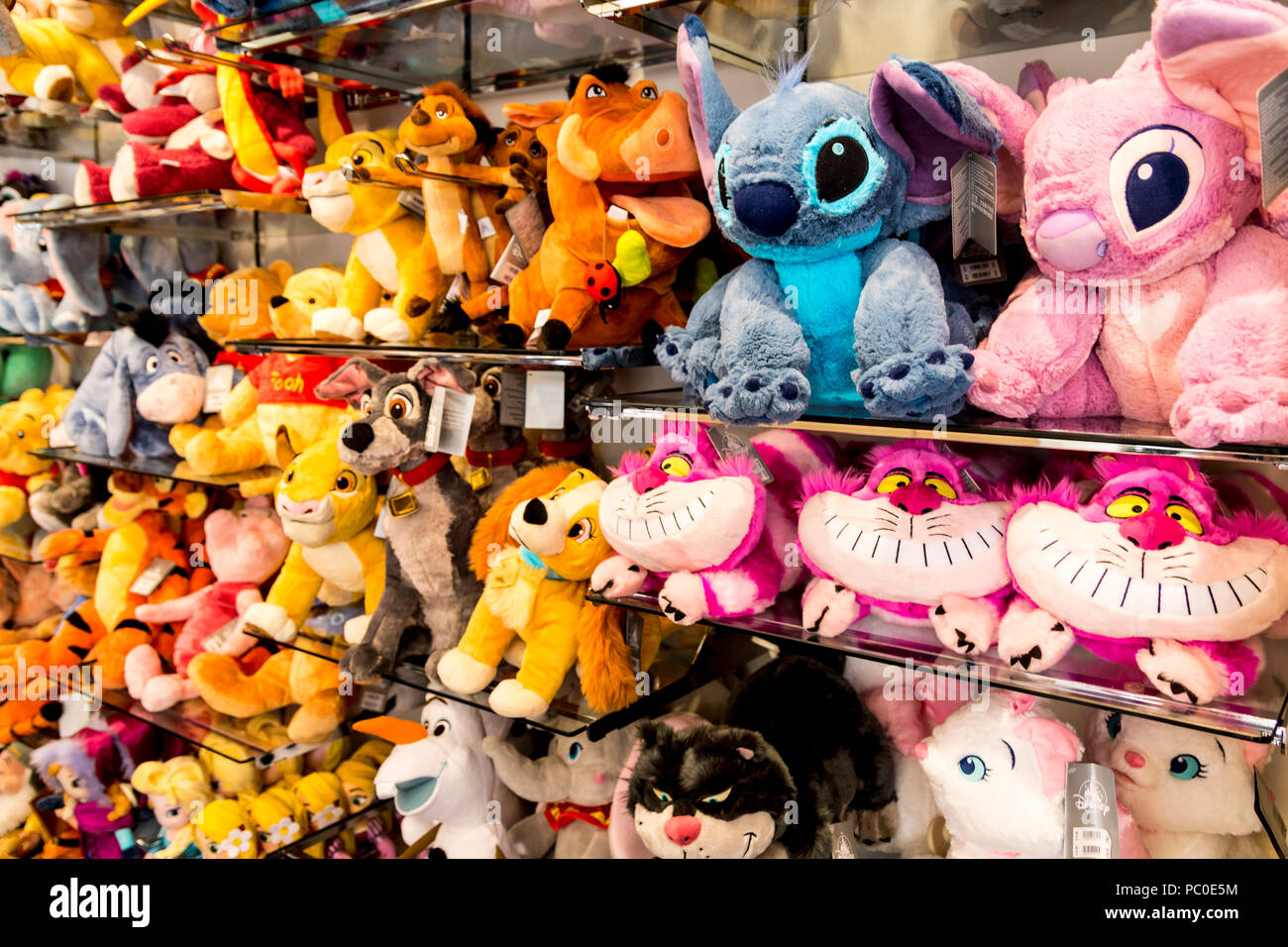 El hotel los padres de crianza compartir Estantería de Disney niños blanditos peluches en exhibición, estante de la  tienda de juguetes para niños Fotografía de stock - Alamy