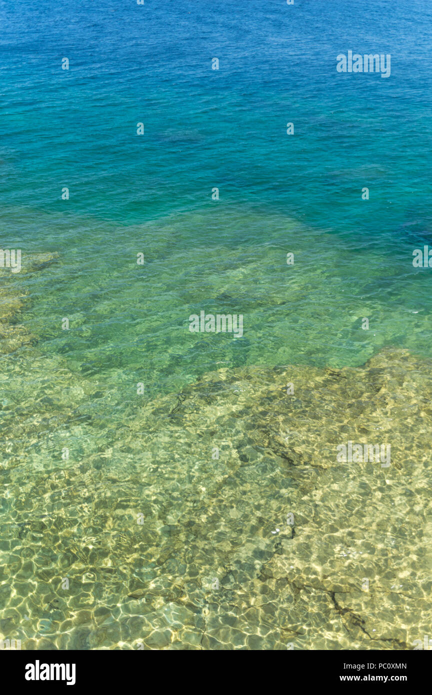 Claras y brillantes aguas verde azulado sobre Bruce Península. El agua cristalina muestra rocas calizas. Árboles de cedro y de coníferas. Foto de stock