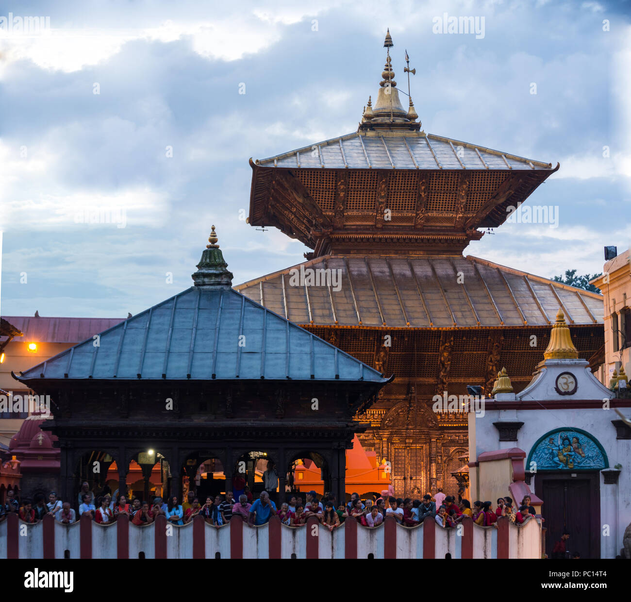 Luz de noche Golden Templo Pashupatinath Foto de stock