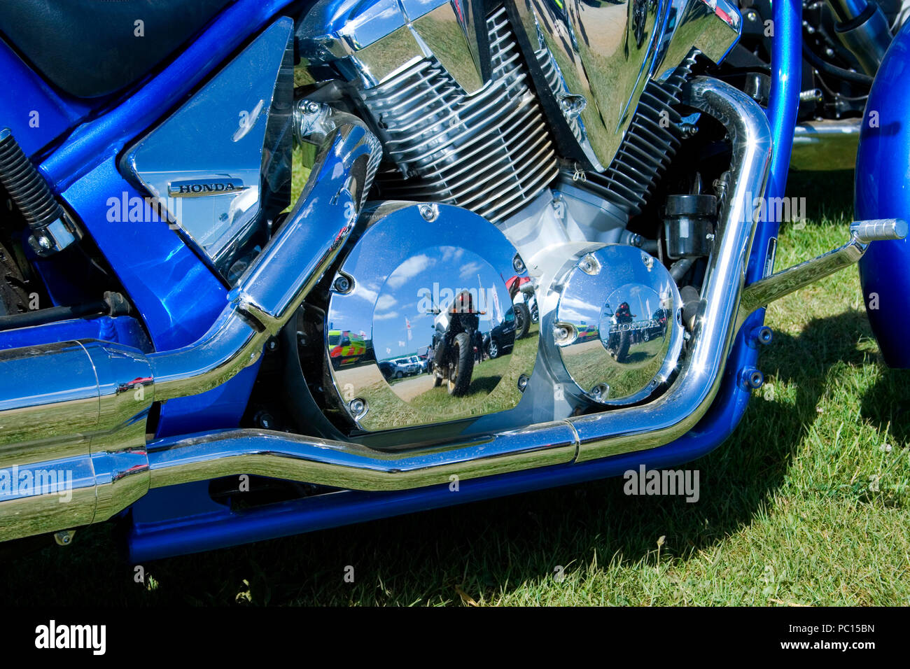 Honda bicicleta que muestra cerca de brillante motor y la reflexión  Fotografía de stock - Alamy