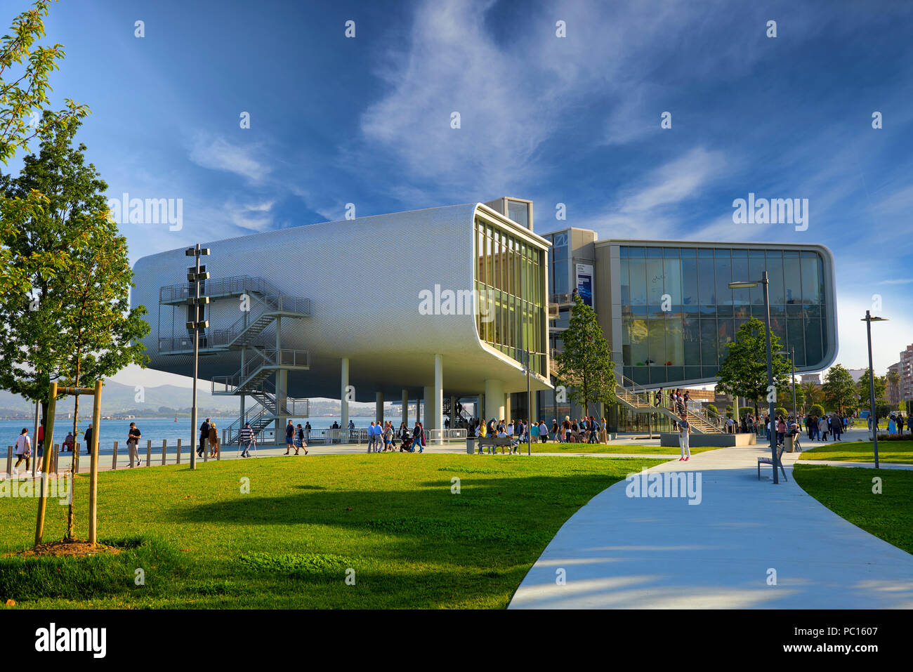 Botin Centro Museo de Arte y Cultura. Fundación Botín, el arquitecto Renzo  Piano. Mar Cantábrico, Santander, Cantabria, España, Europa Fotografía de  stock - Alamy