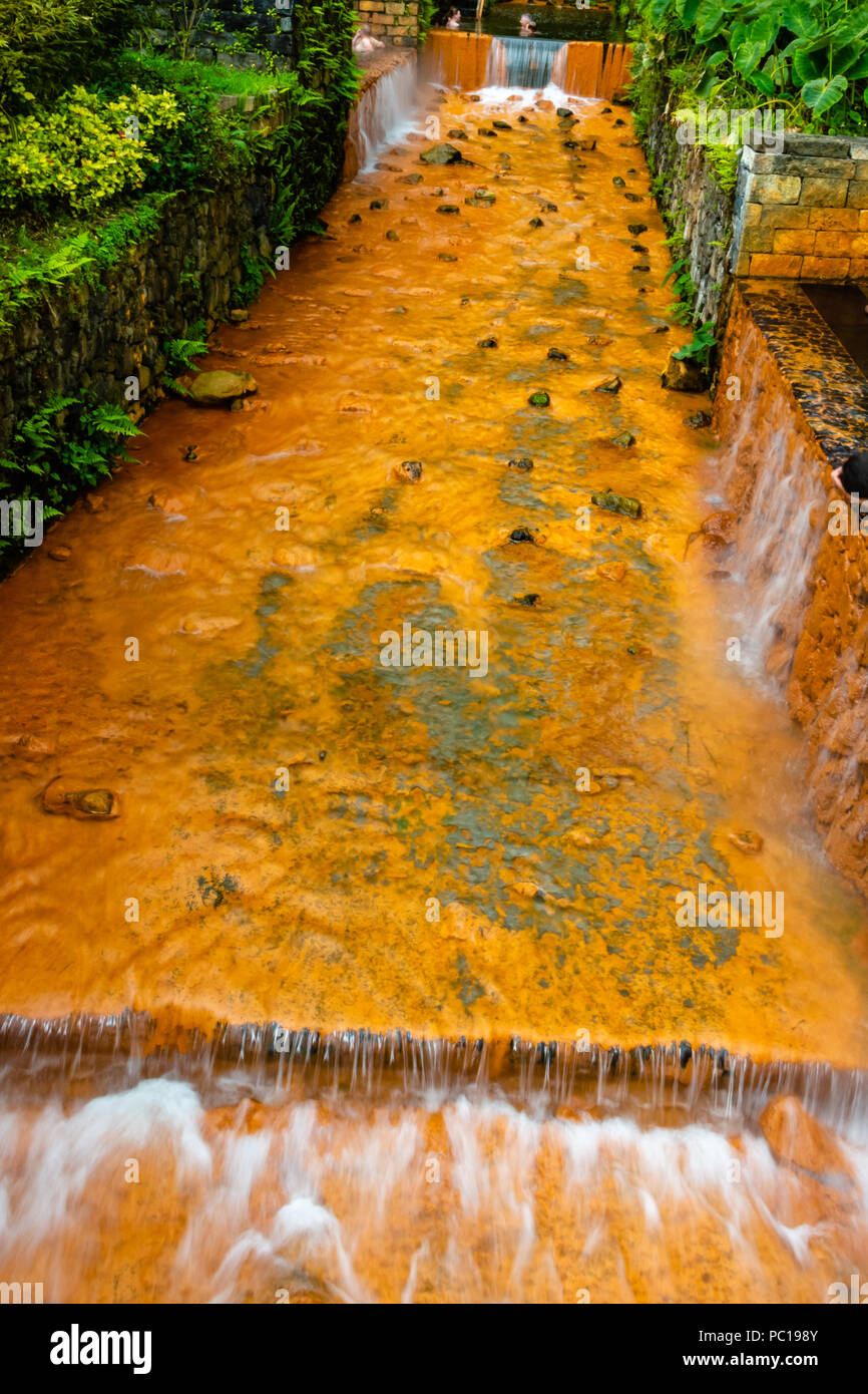 Naturaleza rica en aguas termales, minerales y un fuerte flujo de colores por doquier, Doña Beija, isla de Sao Miguel, Azores. Foto de stock