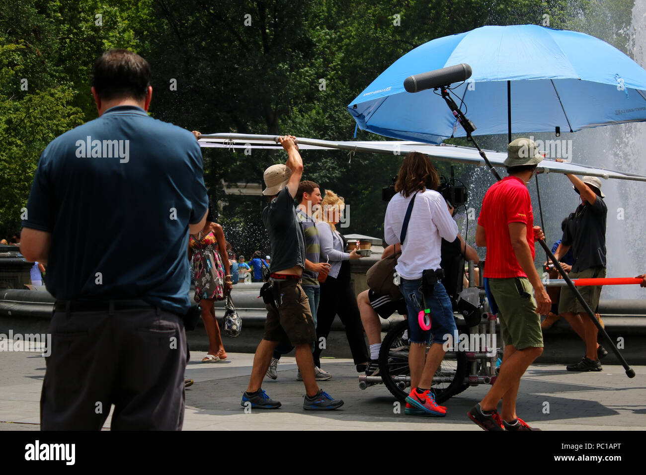 NEW YORK, NY - 11 de julio: Películas y tripulación de no es romántico como fue filmada en Washington Square Park en Manhattan, el 11 de julio de 2017 en Nueva York Foto de stock