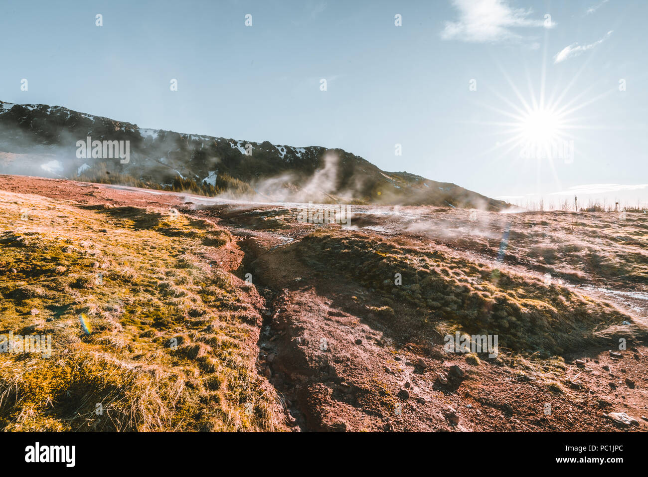 Hervir el agua y el barro en la zona geotérmica Reykjadalur Valley en el sur de Islandia Foto de stock