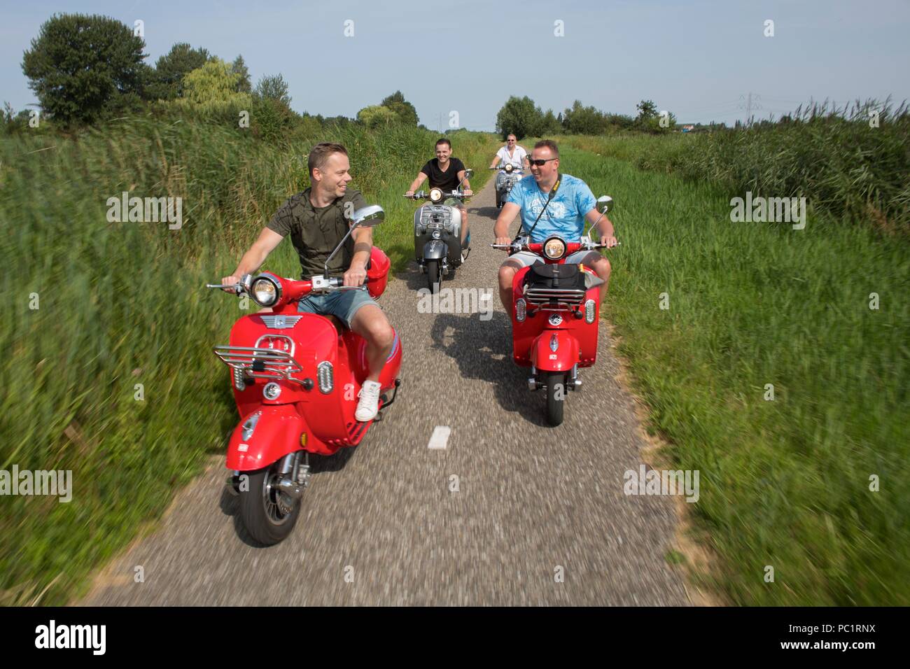 Alquiler de scooters en Amsterdam Foto de stock