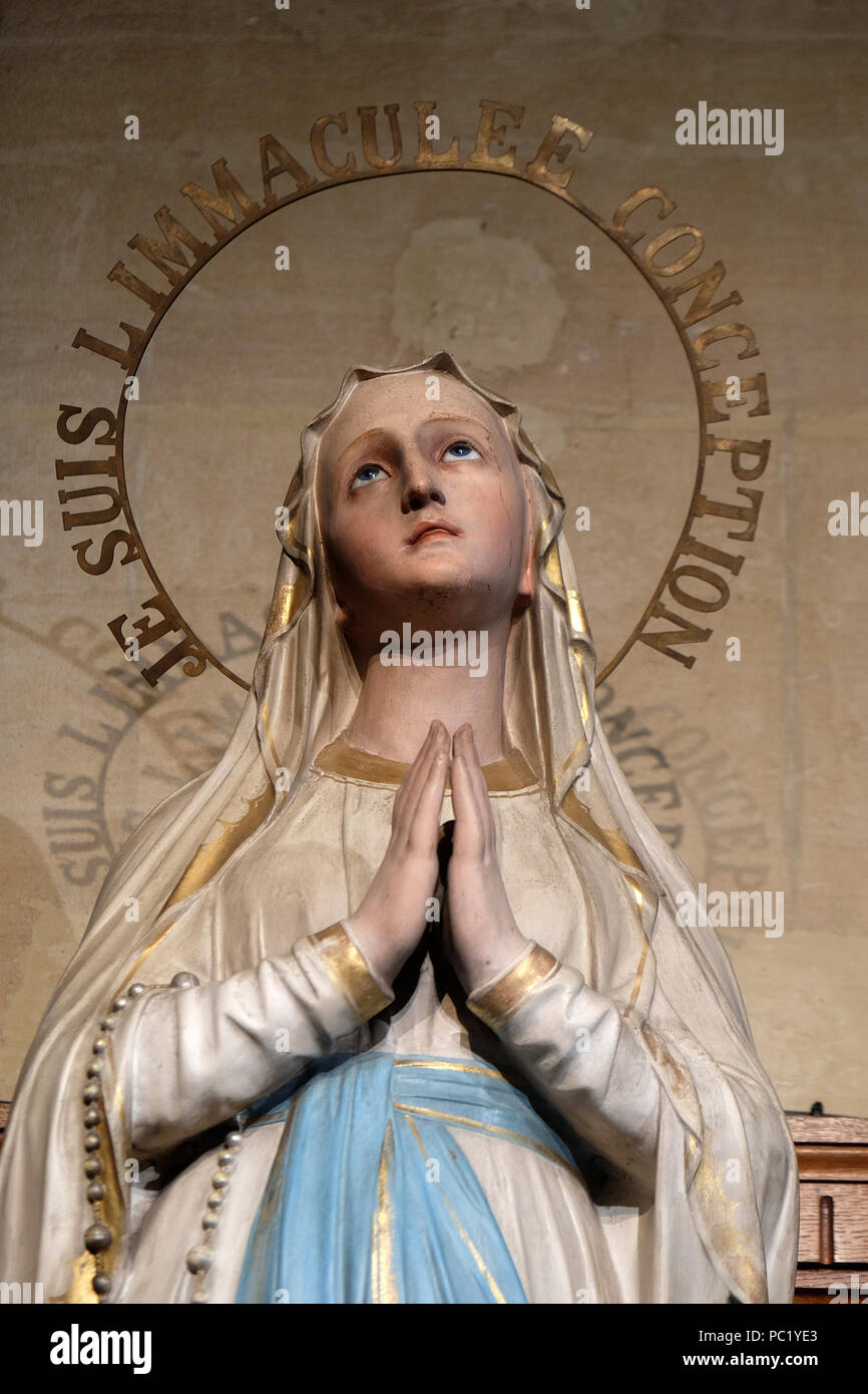 Yo soy la Inmaculada Concepción, Nuestra Señora de Lourdes, la estatua en la Iglesia de San Francisco Javier en París, Francia Foto de stock