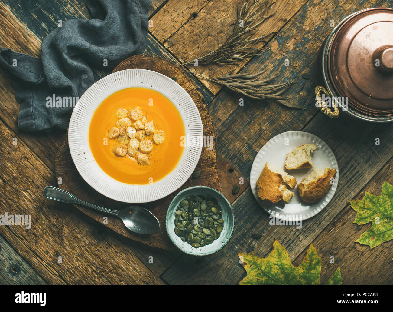 Calentar sopa crema de calabaza con croutons y semillas Fotografía de stock  - Alamy