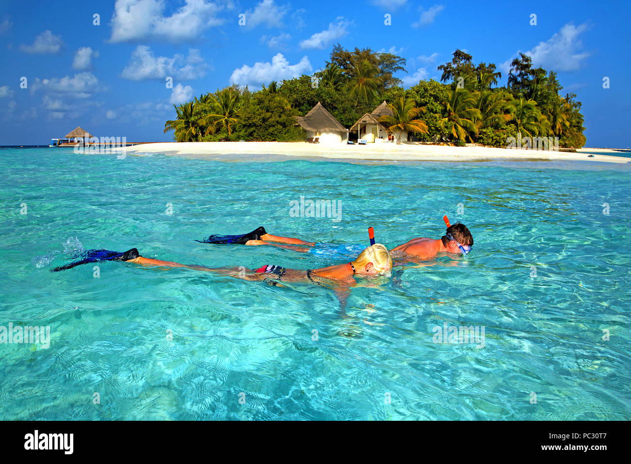 Bathala Schnorchler vor der Insel, Malediven | uno delante de Bathala island, las islas Maldivas Foto de stock
