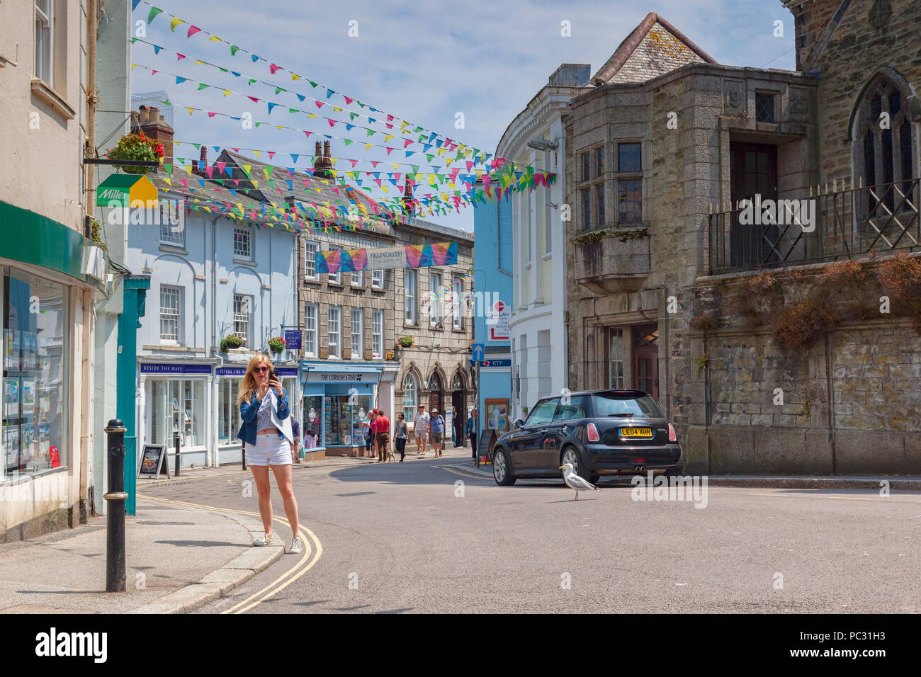 12 de junio de 2018: Falmouth, Cornwall, Reino Unido - Calle Arwenack Foto de stock