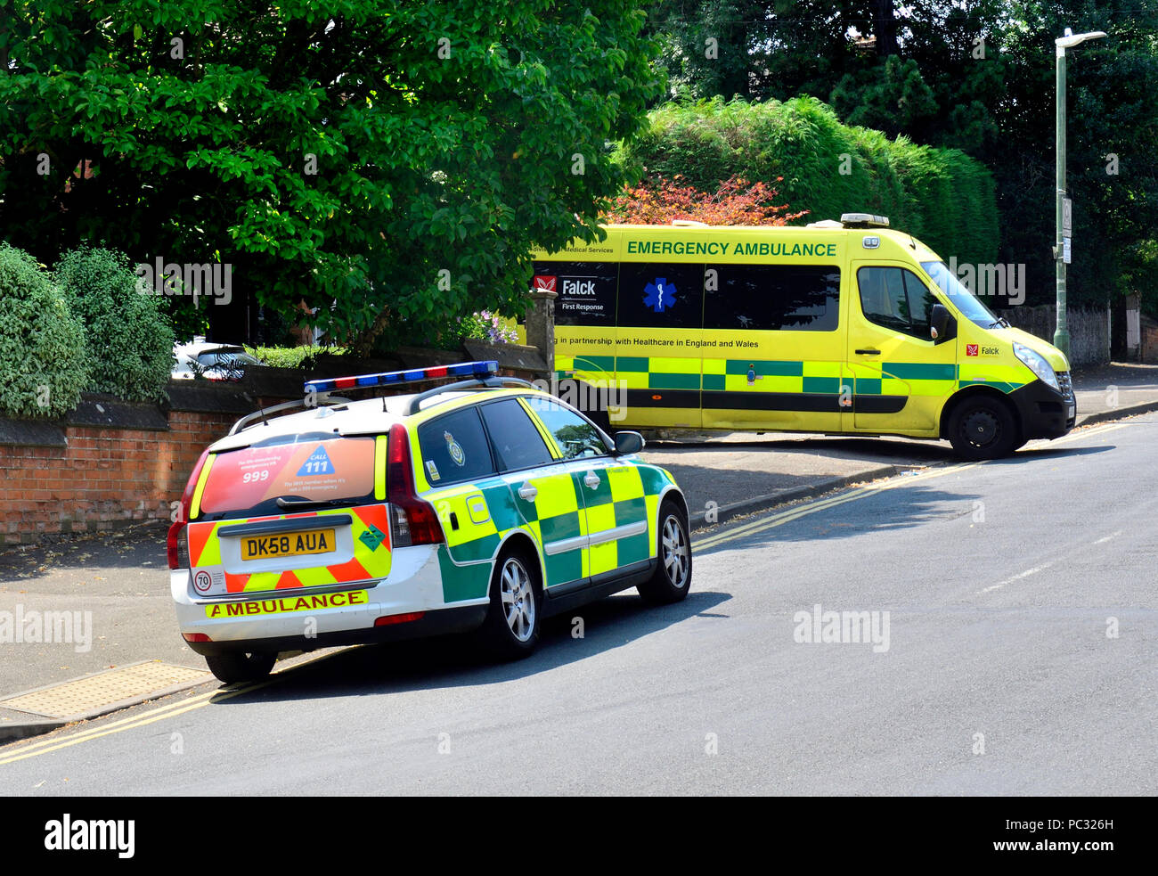 Ambulancia y la primera respuesta de emergencia en ambulancia estacionado fuera de una casa Foto de stock