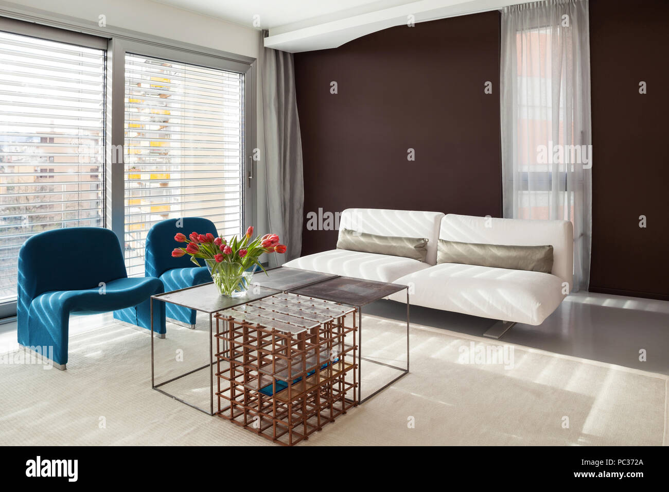 Apartamento de lujo, una confortable sala de estar con muebles modernos. Foto de stock