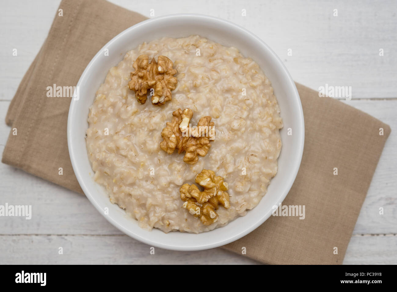 Vista superior de gachas de avena con nueces Foto de stock